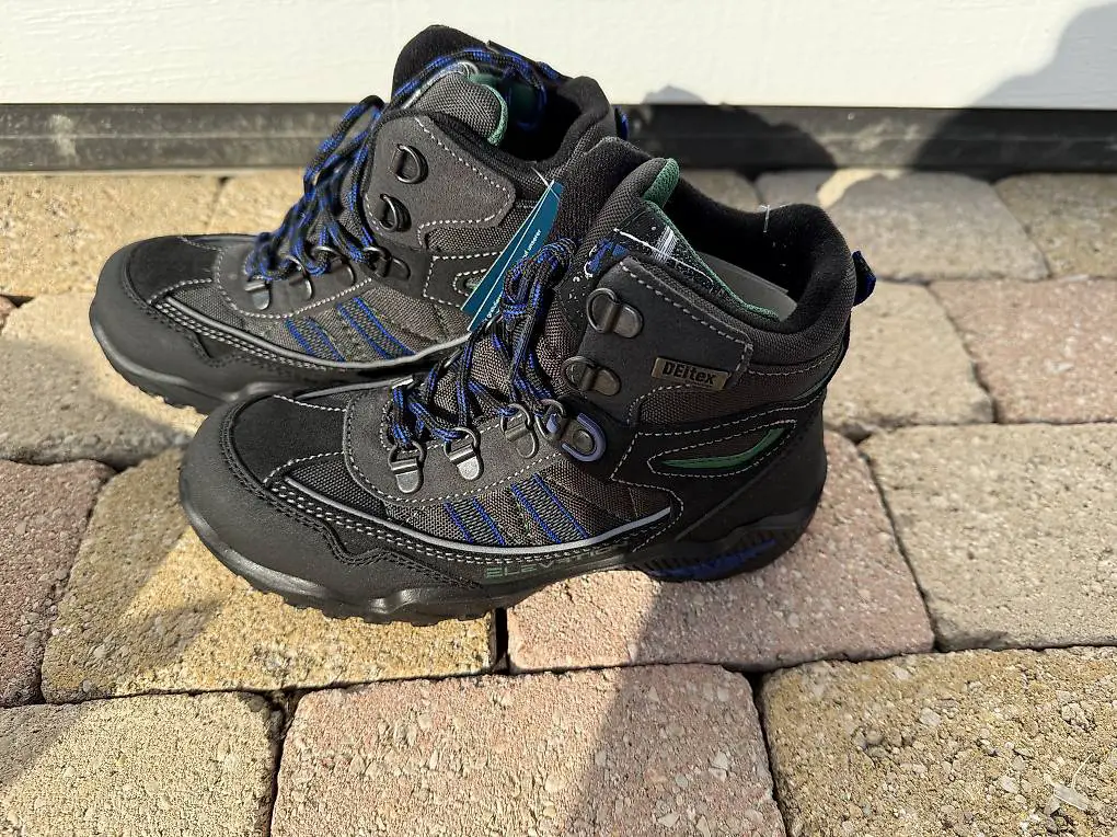 Chaussures de marche neuves 33