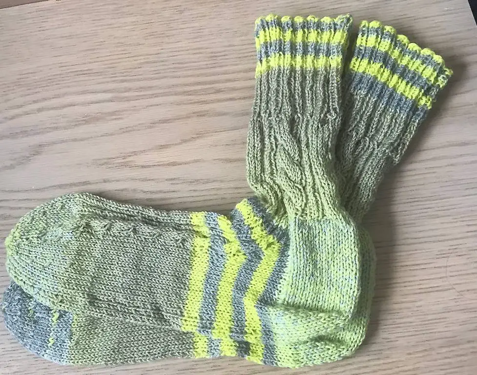 Sehr schöne gestrickte Herrensocken NEU Grösse 43/44