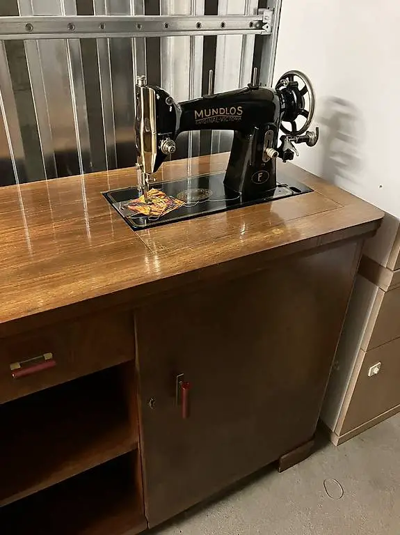 Macchina per cucire Mundlos (funzionante) con mobile