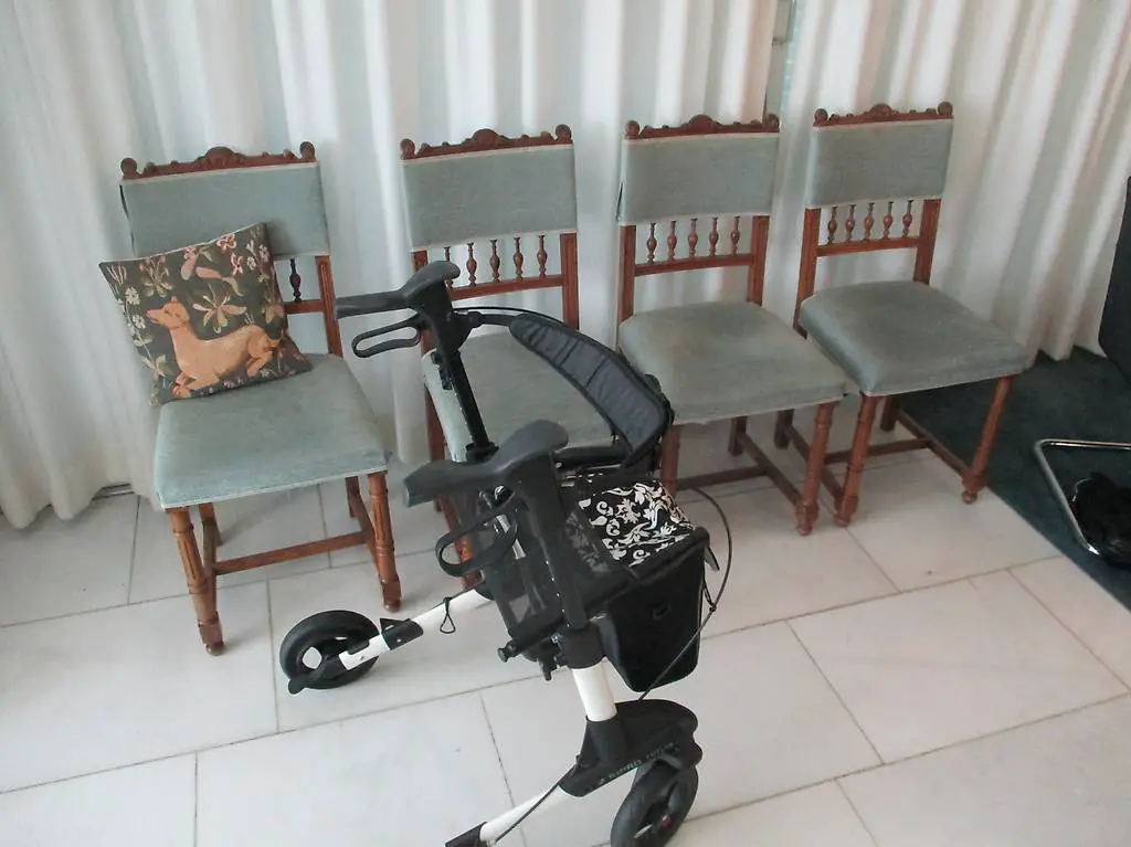 4x Stuhl sehr solide Landhaus-Sessel 60er Vintage Design