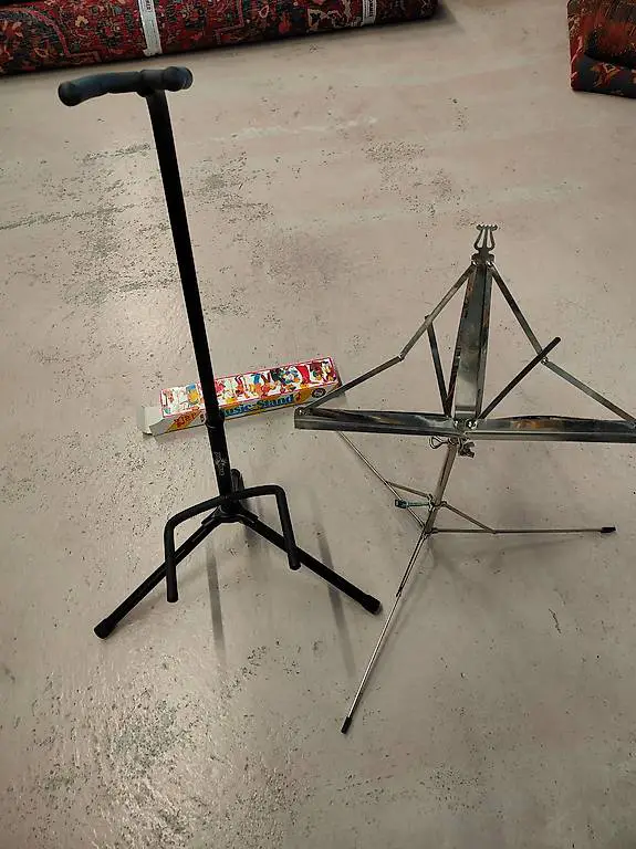 Noten Ständer und Gitarre Ständer