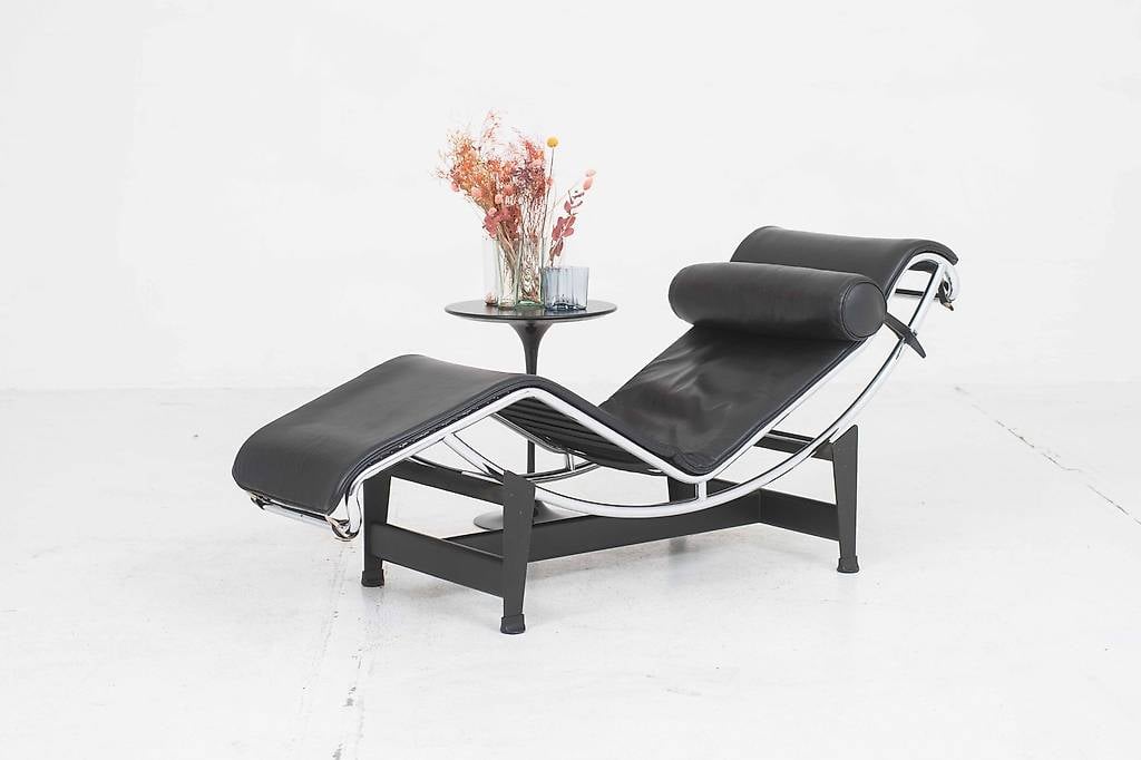 Cassina LC4 Chaise Longue von Le Corbusier - schwarzes Leder