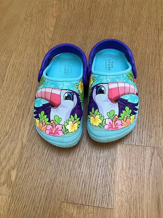 Wunderschöne Crocs C8 (Grösse 24-25) mit Leuchteffekt