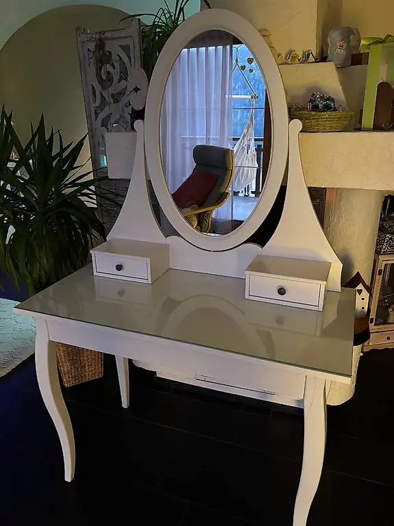 Schminktisch mit Spiegel