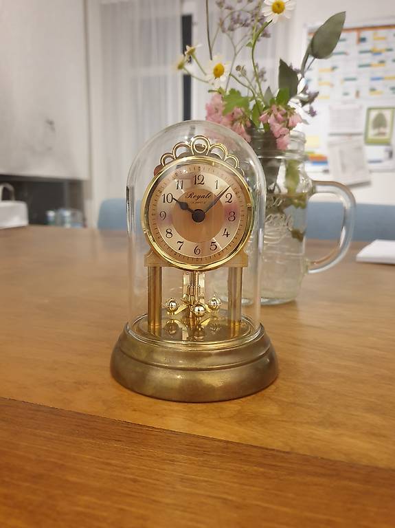 Gratis Defekte Drehpendeluhr