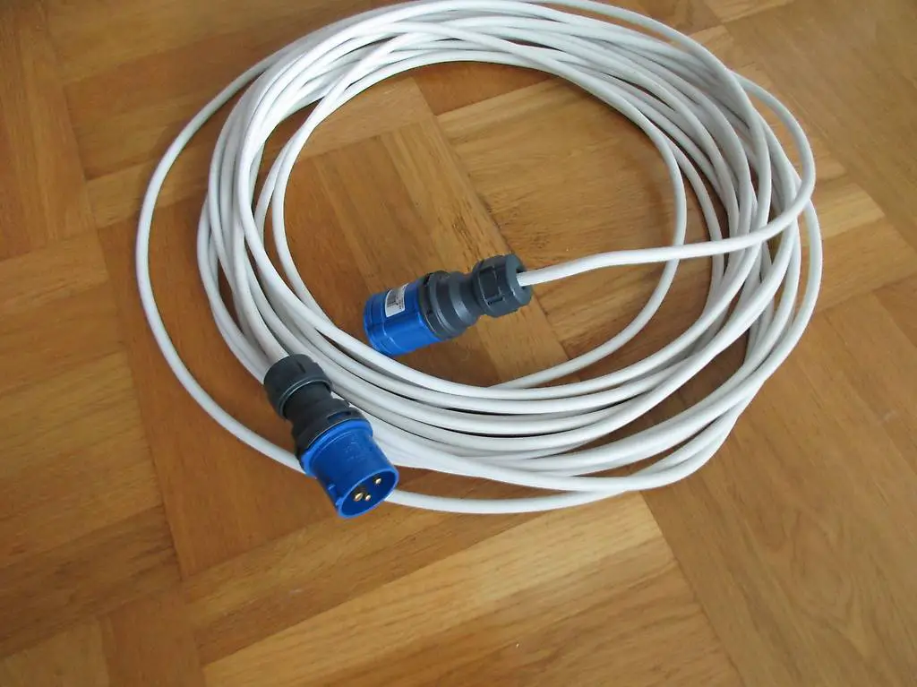 Neuwertigen Schuko-Anschlusskabel für Wohnwagen/Wohnmobil