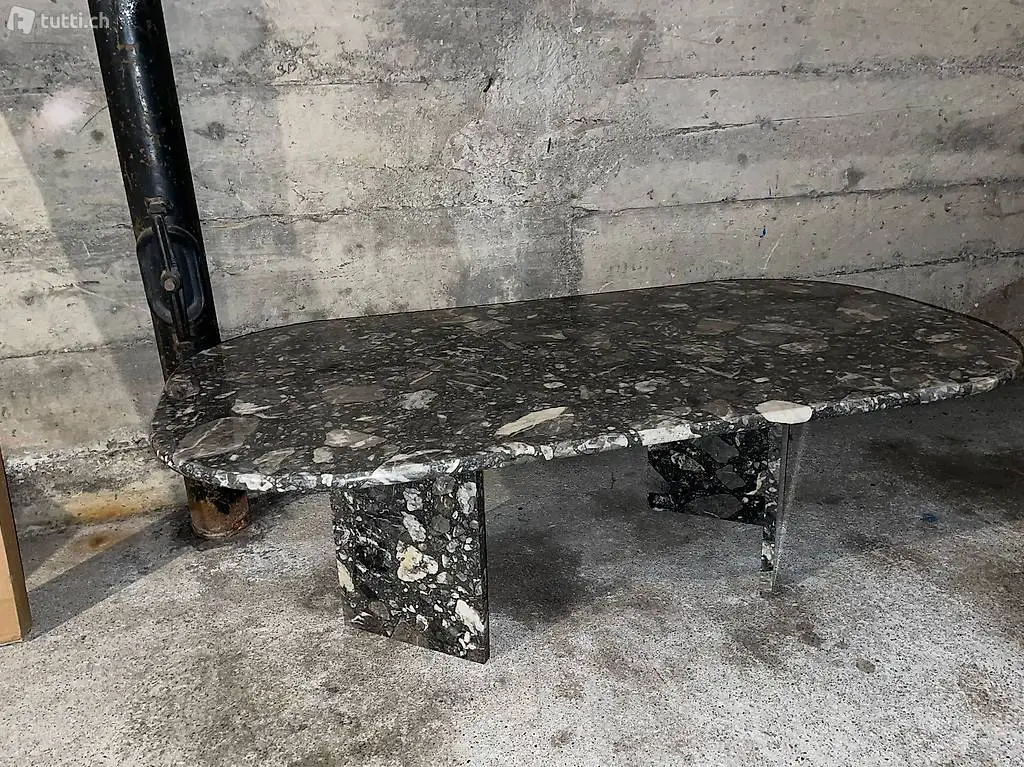 Tisch aus Naturstein