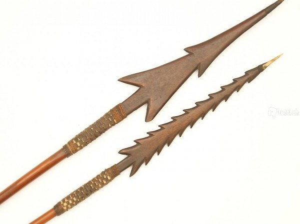  Zwei antike Speere mit Widerhaken - Fiji