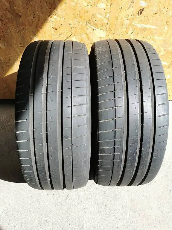 2x Sommerreifen 225/40 ZR19 93Y