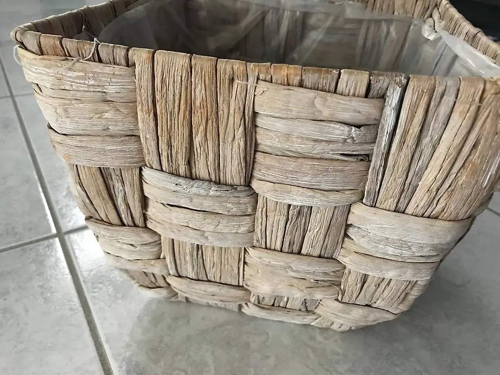 Pflanzenübertopf - mit beigem Material geflochten