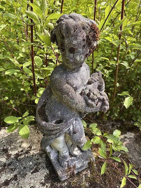 Skulptur/ Gartenfigur Junge mit Trauben