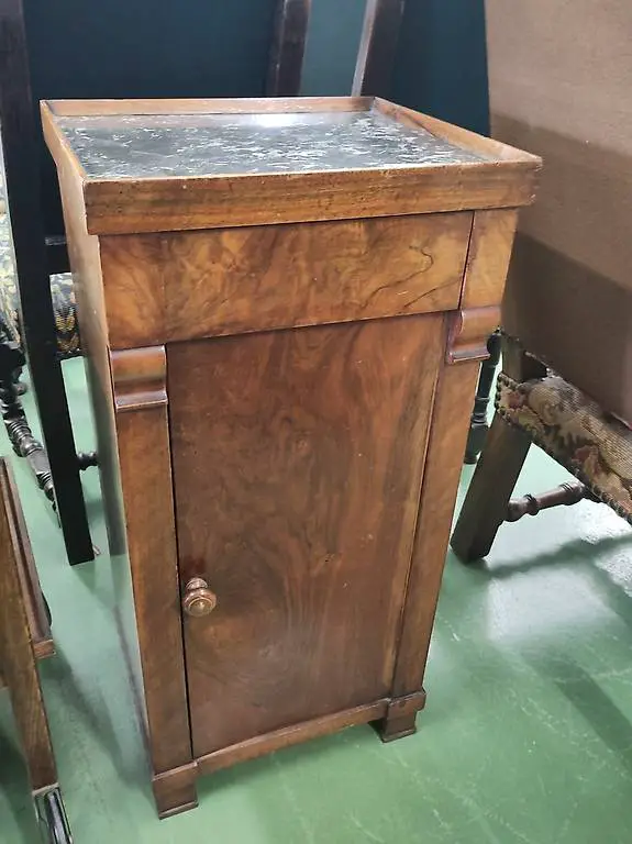 Antike Kommode mit Steinplatte