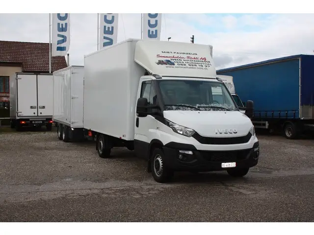 IVECO, 35S16 A8 Anhängerzug, Kunststoffkoffer isoliert