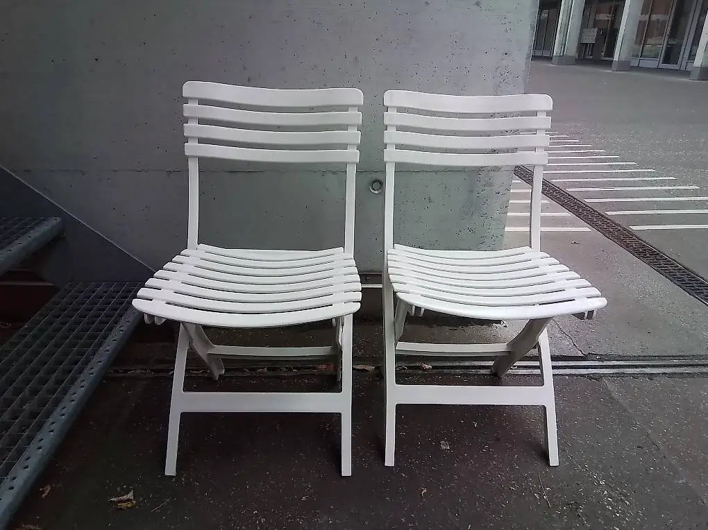 2 hochwertige Klappstuhl Gartenstühle Kunststoff weiss
