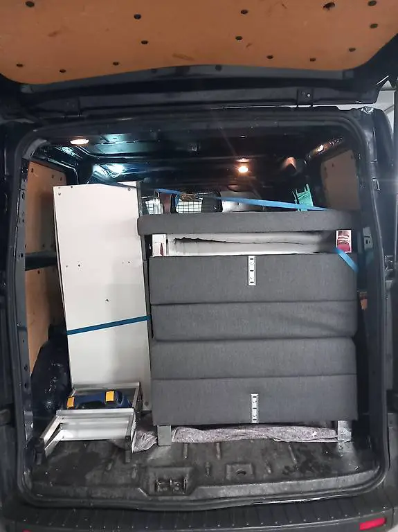 Transport von Möbeln. Montage und Demontage