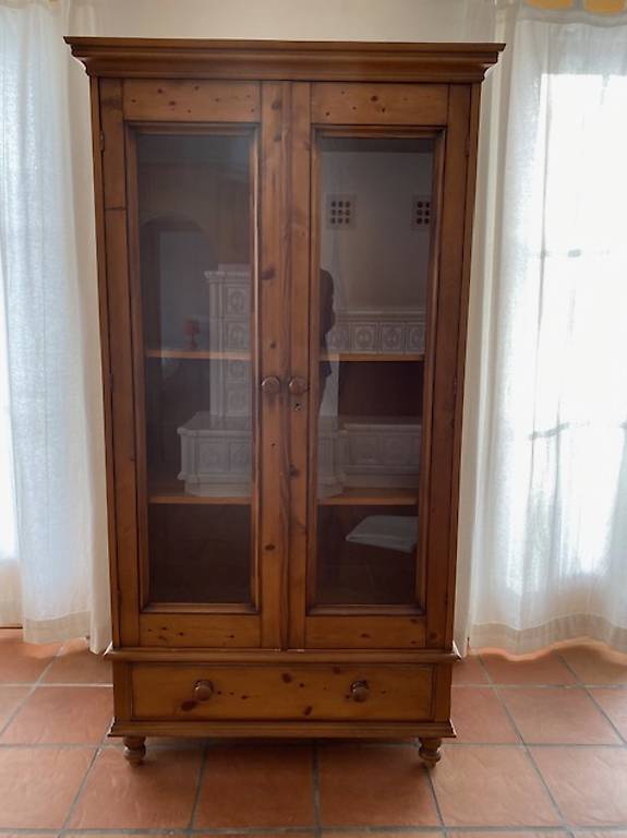 Holzschrank mit Glas