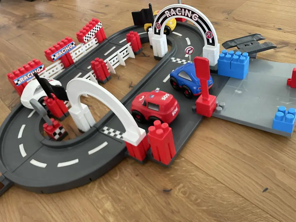 Autorennbahn mit 4 Autos