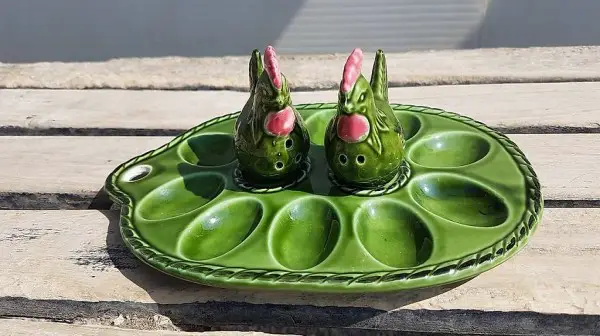 alter Eierteller mit Salz- und Pfefferstreuer Keramik