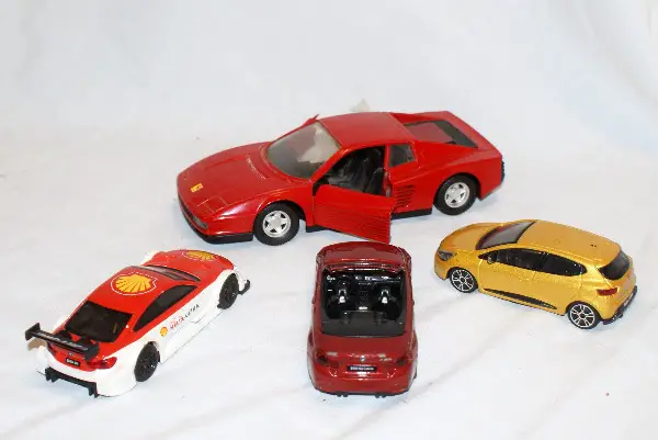 4 diverse Modellautos