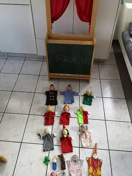 grosses Kasperli Theater mit viel Zubehör, Wandtafel