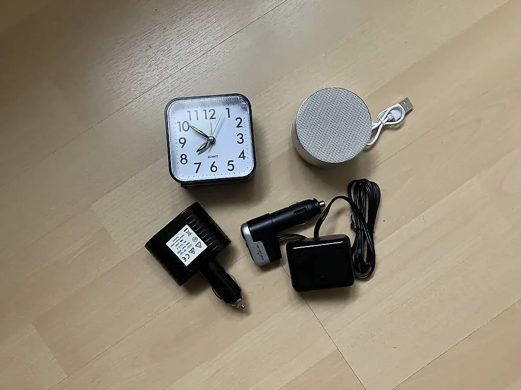 Quartz uhr, mini speaker, auto adapter zweifach