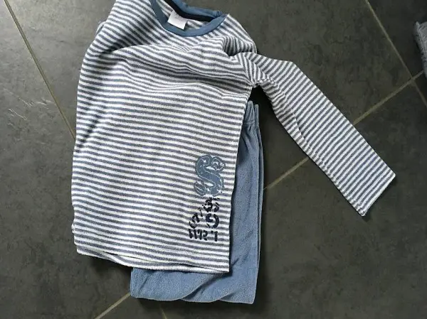 Pyjama blau weiss in Grösse 128 angenehmes Material