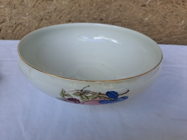 ancien saladier en porcelaine