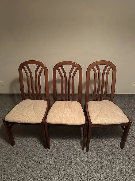 Drei gebrauchte Stühle