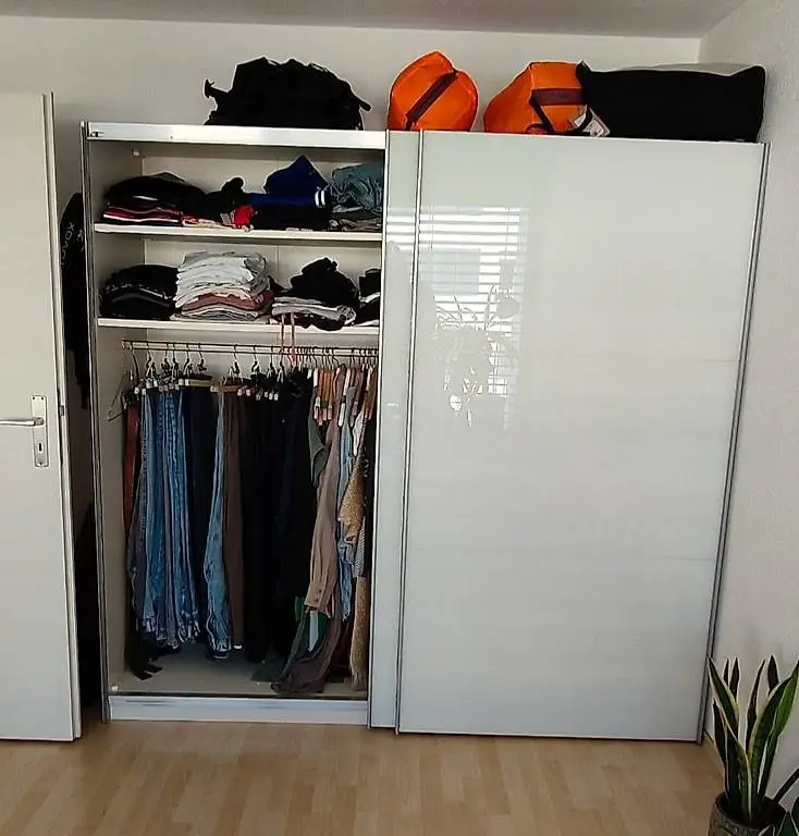 Kleiderschrank mit Schiebetür