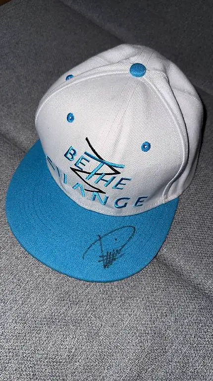 Luca Hänni Cap mit Unterschrift