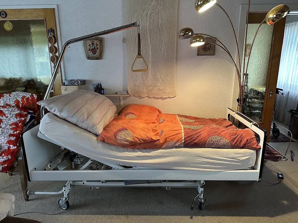 Pflegebett elektrisch mit Zubehör