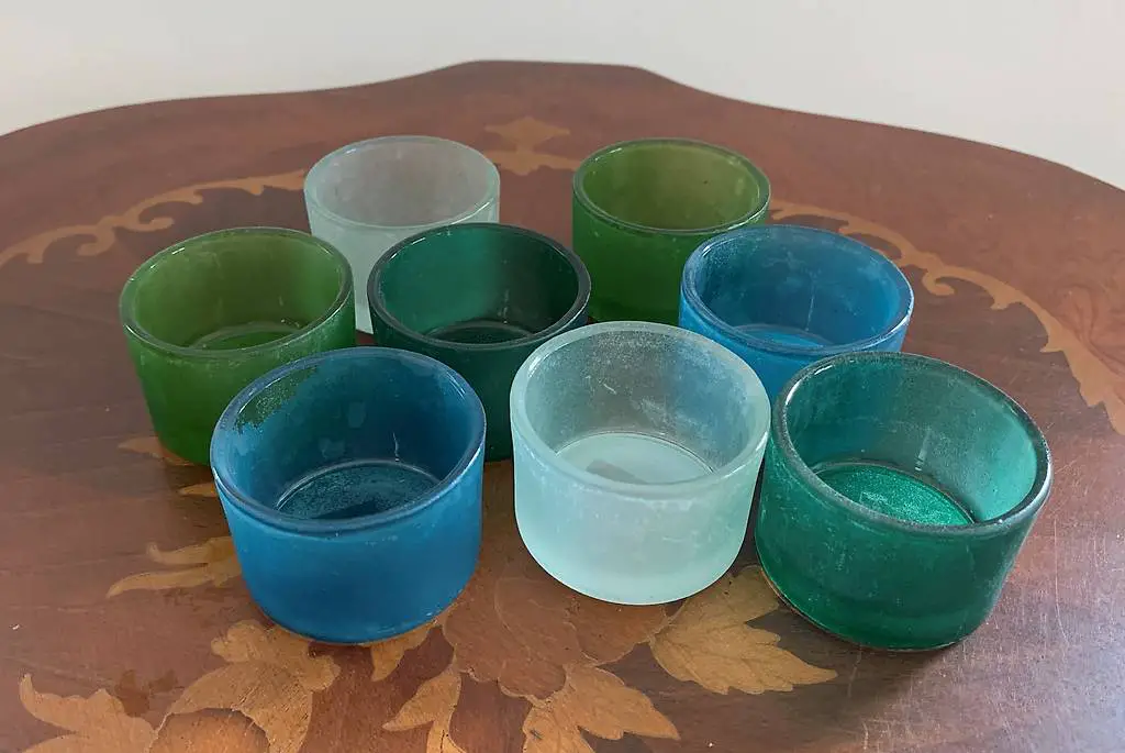 8 intakte multifarbige Kerzenhalter aus Glas