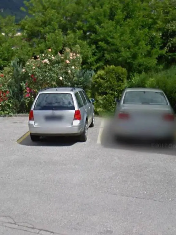 Brig: grosser Parkplatz bei Fernfachhochschule und SMZO