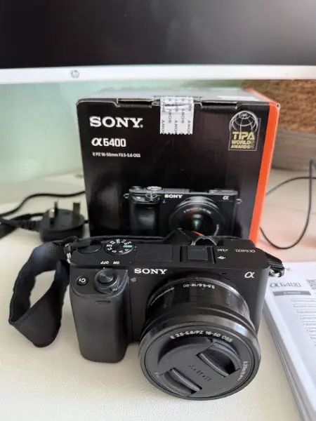 SONY Alpha 6400 Kit (ILCE-6400L) mit Objektiv 16-50 mm.