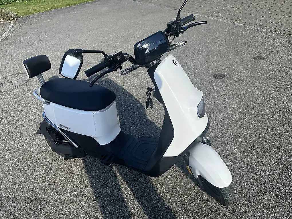 yadea de38 shiny white