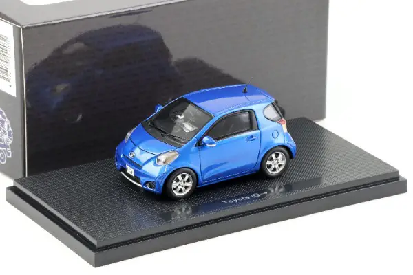 NEU: Toyota IQ 2008-2015 RHD dunkelblau met. 1:43 von Ebbro
