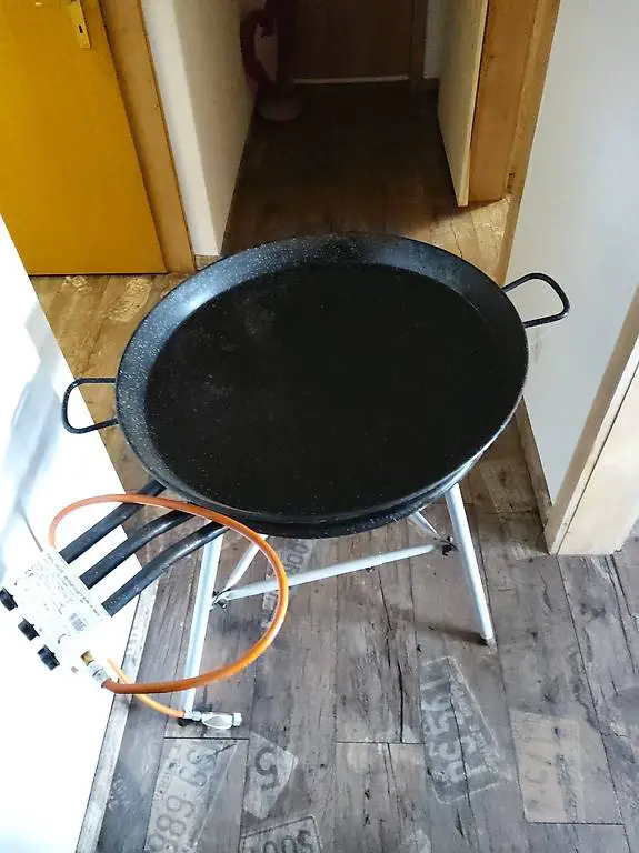 Grillpfanne und Dreibein