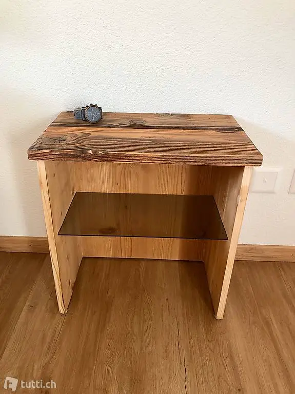 Nachttisch / Beistelltisch