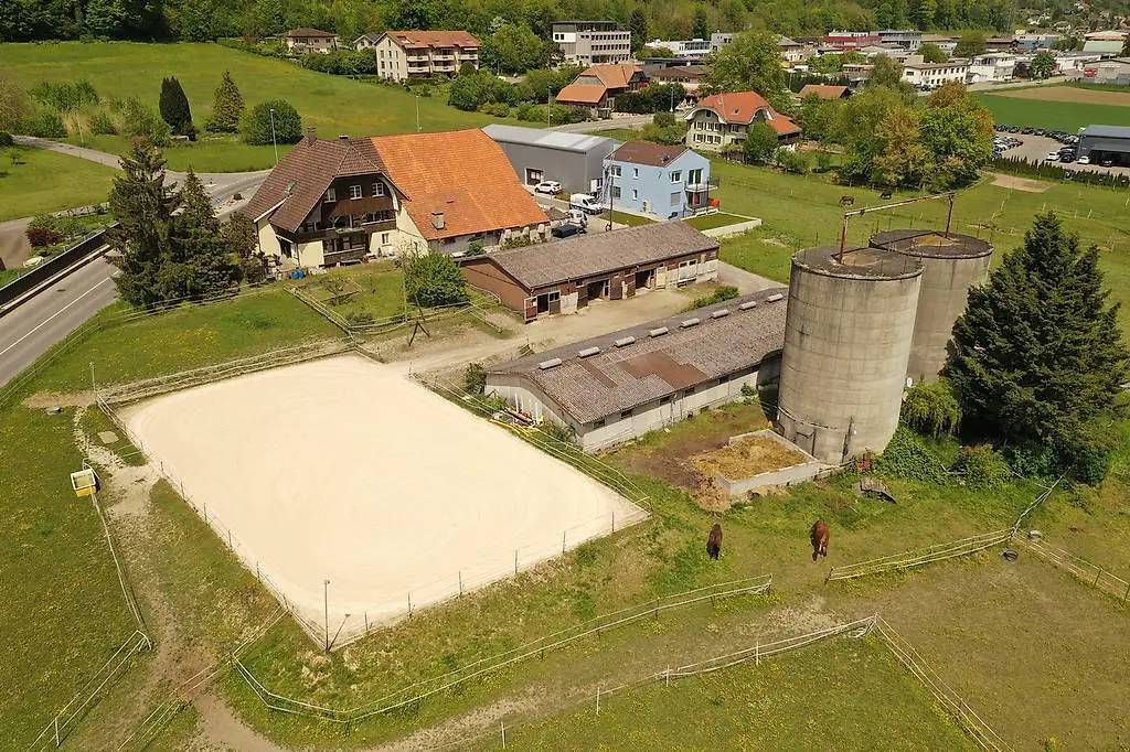 Bauernhof mit 2 Wohneinheiten, Stall, Lager, Pferdekoppel