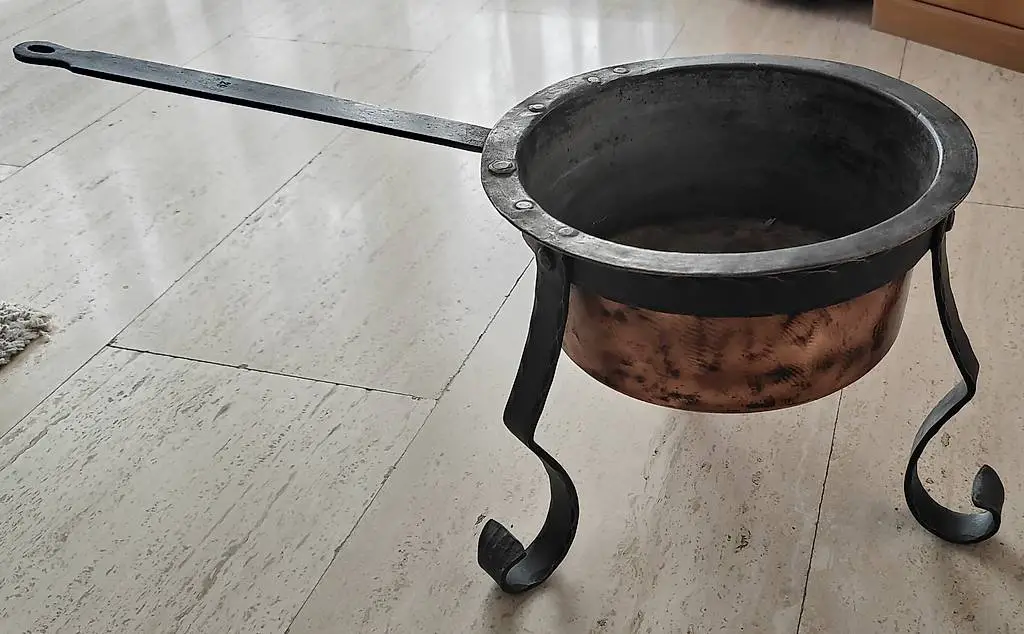 Kupferpfanne mit Stiel und Ständer