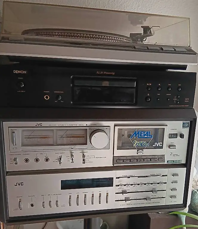 Musikanlage auf Sockel, 2 Verstärkerboxen