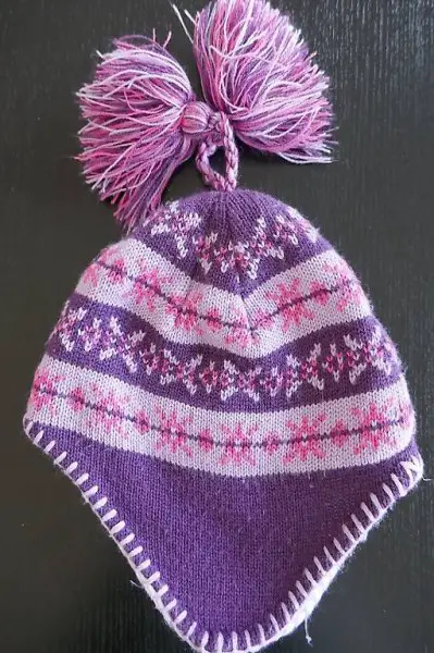 Schmucke violette Kappe / Mütze Kind