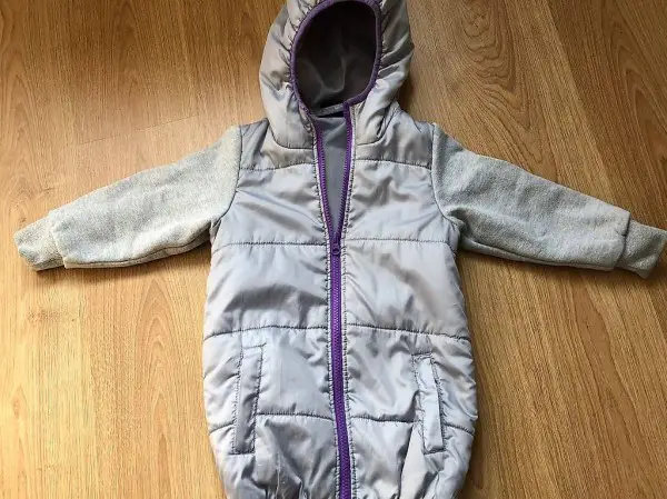 Grau-silberne Jacke Grösse 110 / 116