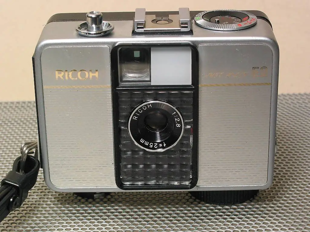 RICOH Auto-Half E2 18x24mm Halbformat Kamera wie RoBot RAR