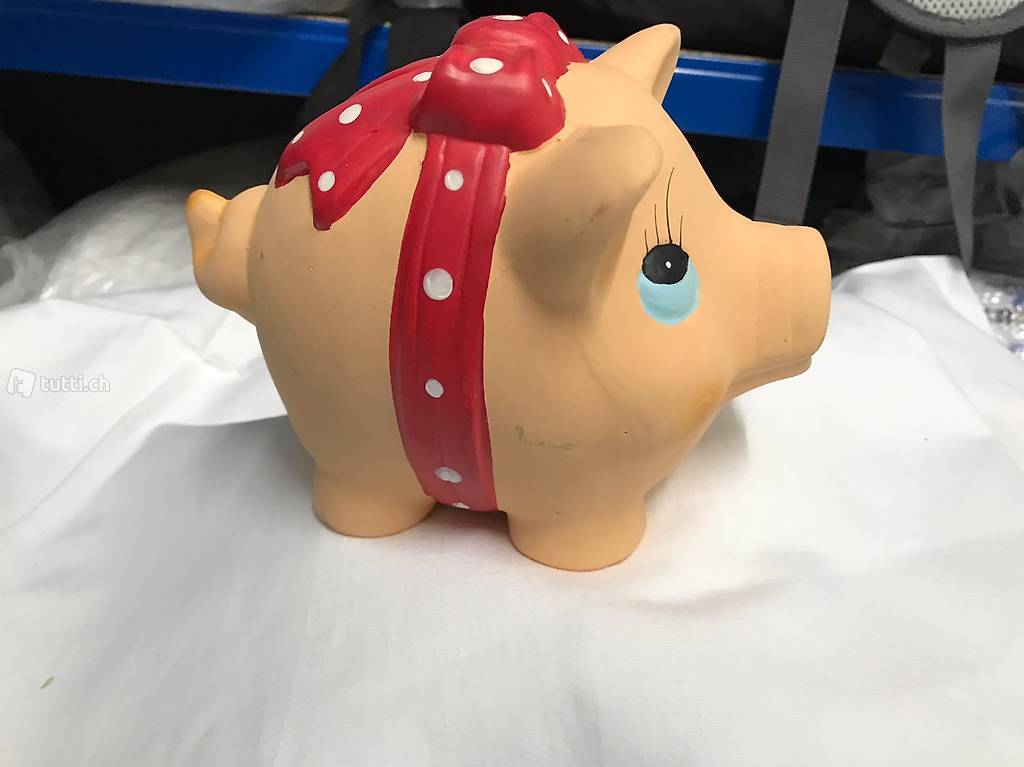 Sparschwein aus Ton mit Schlüssel