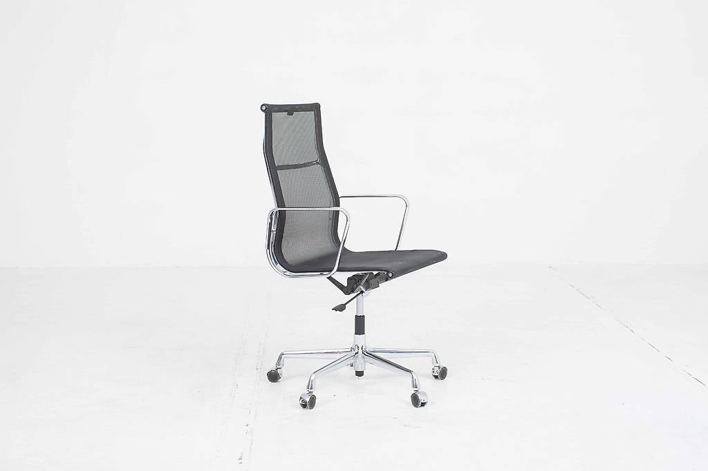 Vitra EA 119 Bürostuhl von Eames in schwarzem Netzstoff