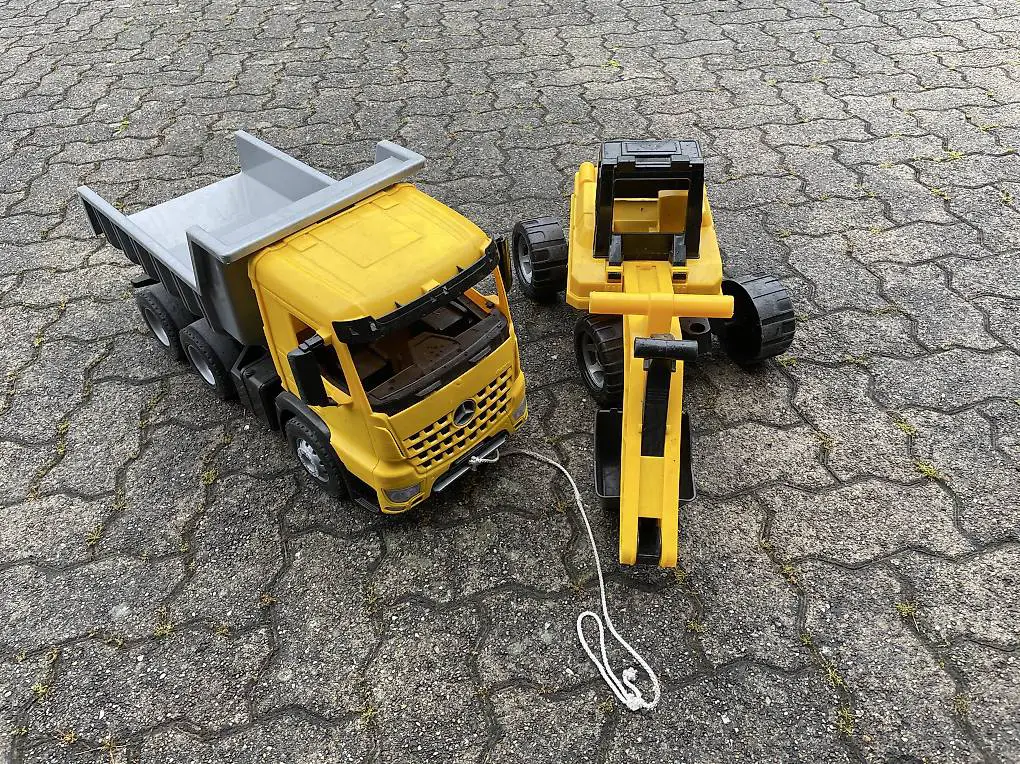 Lastwagen und Aufsitzbagger