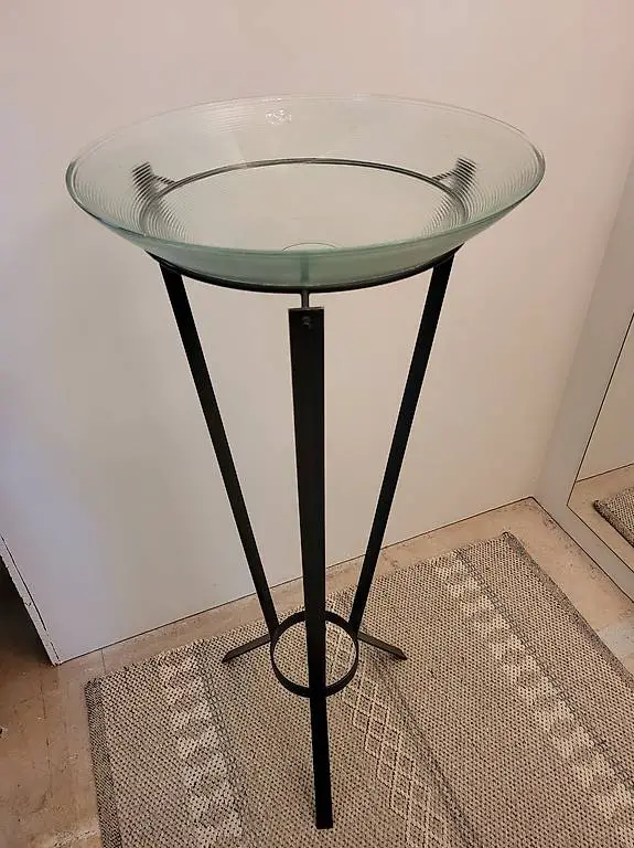 Metallgestell mit Glasschale