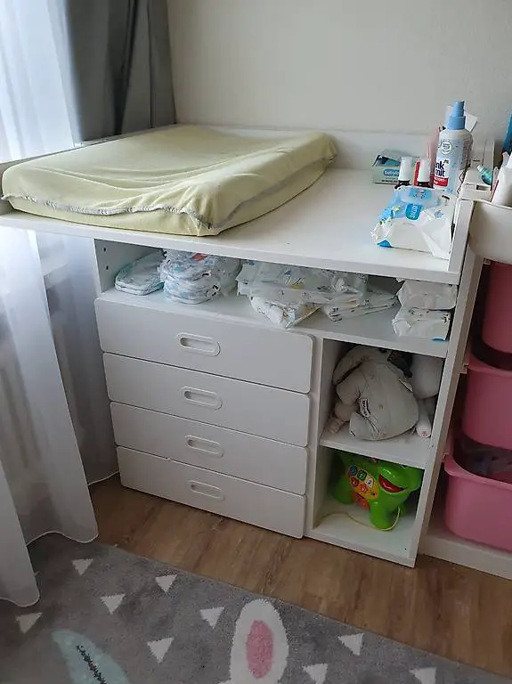 Wickeltisch mit Komode