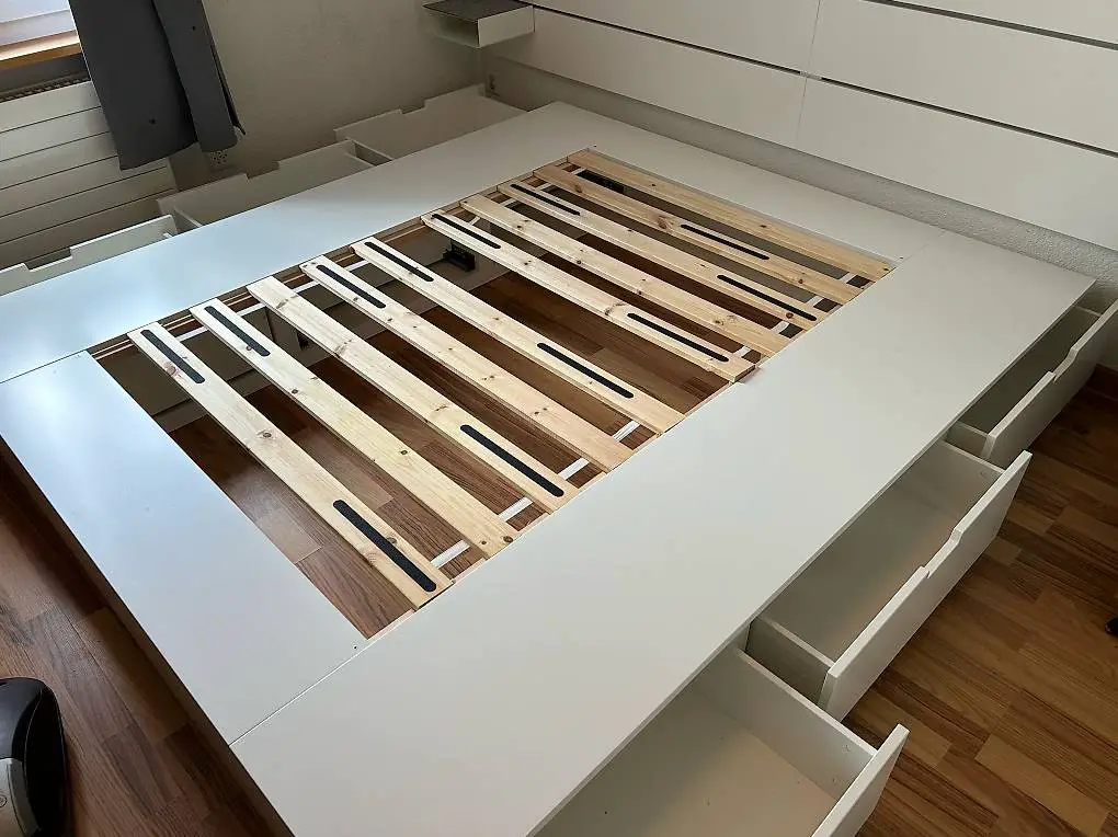 Doppelbett mit Schubladen
